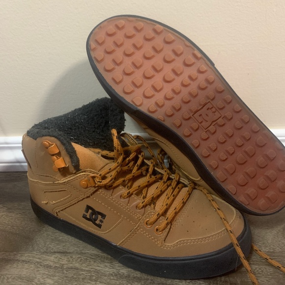 Mens sz 8 DC winter sneakers - Picture 1 of 1